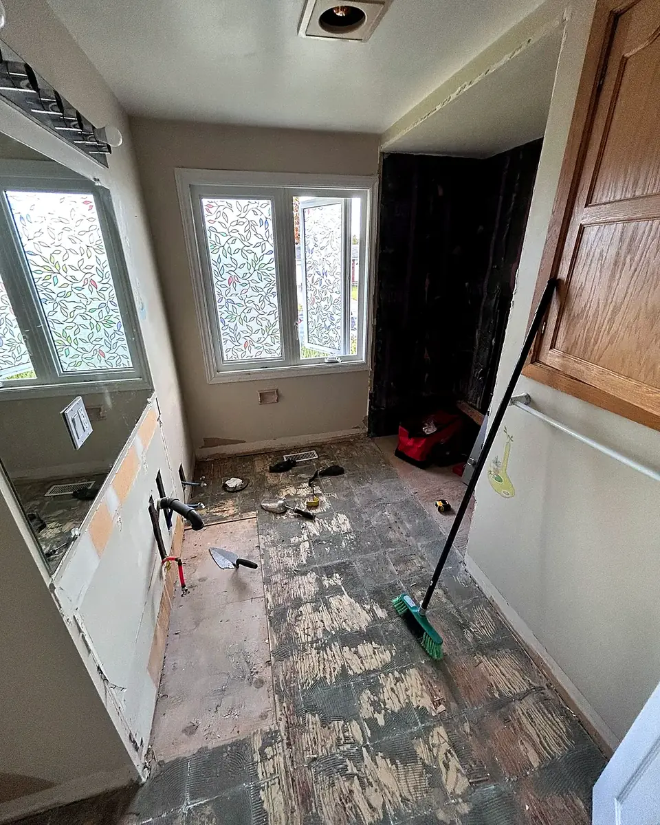 Main bathroom before renovation